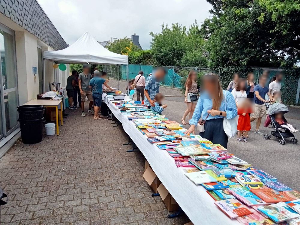 Stand de vente de livres lors d'un événement de l'école